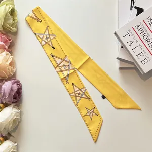 Écharpe twilly jaune chic avec motifs d'abeilles et d'étoiles, finition satinée luxe