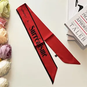 Fascia sportiva rossa in seta con bordo nero e stampa tipografica francese Surrealismo
