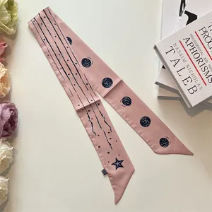 Détail d'un foulard en soie rose avec motif de constellations bleu marine sur fond blanc