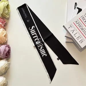 Foulard twilly in raso nero con scritte francesi e sfondo floreale elegante