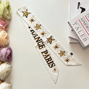 Foulard étroit en soie avec texte France Paris et étoiles jaunes sur fond crème