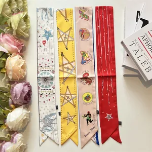 Foulards en soie étroits avec motifs d'étoiles et de constellations sur fond blanc
