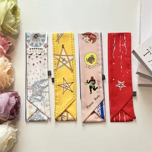 Lot de foulards étroits vintage en soie blanche, jaune, rose et rouge à motifs d'étoiles