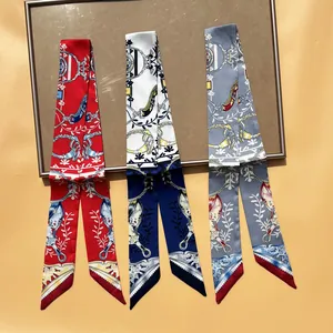 Tre eleganti foulard stretti in seta stile equestre vintage con motivi a morsetto e catena