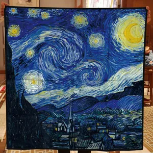 Élégant carré en soie arborant l'imprimé La Nuit Étoilée de Vincent Van Gogh