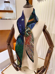 Foulard artistique en soie avec imprimé La Nuit Étoilée et bordure noire contrastée