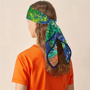 Détail d'un ruban à cheveux en satin imprimé Iris de Van Gogh avec texture soyeuse