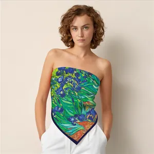 Détail d'un foulard en soie porté en bustier avec imprimé de peinture à l'huile Iris de Van Gogh