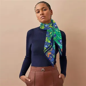 Détail du foulard en soie avec imprimé Iris de Van Gogh et bordures bleu marine