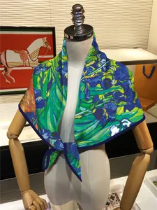 Foulard en soie avec imprimé Iris de Van Gogh présenté sur un mannequin de bois