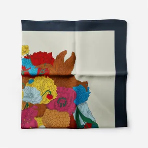 Detailansicht der Blumenmuster und Seidentextur auf dem blau-weißen quadratischen Tuch
