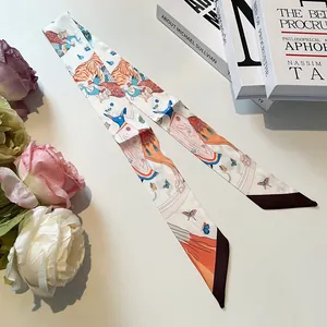 Detailansicht eines dekorativen Seidenschals mit eleganten Masken- und Tigermustern