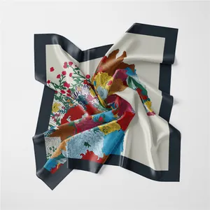Detail eines Seidenschals mit bunten Blumenmustern und breitem schwarzem Rand