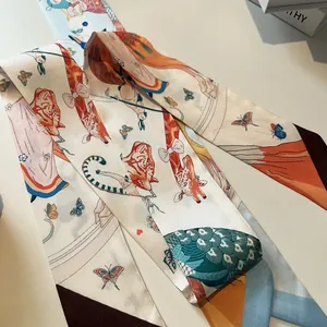 Nahaufnahme eines Twilly-Seidenschals mit Giraffen- und Tigerprints auf weißem Grund