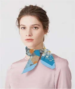 Detailansicht eines Twilly-Seidenschals mit Vintage-Blumenmuster am Hals geknotet