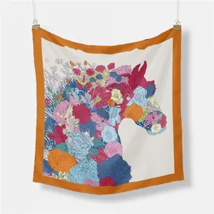 Detailansicht des Pferde-Blumenmusters auf einem quadratischen Seidenschal mit orangefarbenem Rand