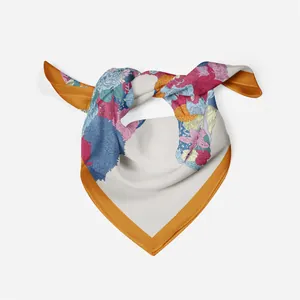Detail eines Seidenschals mit Blumenmuster und orangefarbenem Rand, als Schleife gebunden