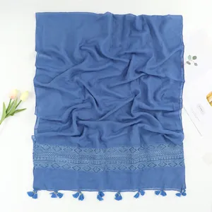 Elegante marineblauwe oversized katoenen sjaal met fijne kanten rand en kwastjes