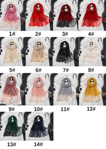 Catalogue détaillé d'écharpes en soie en 14 coloris avec des perles et des plis élégants