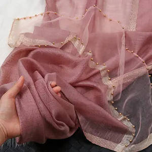 Écharpe en mélange de soie et laine rose poudré avec perles et bordure champagne