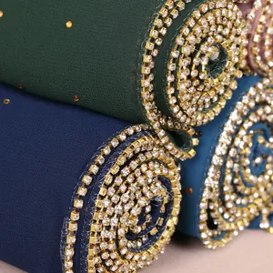 Detailansicht eines Chiffon-Hidschabs mit goldener Kette, Strasssteinen und Kristallen