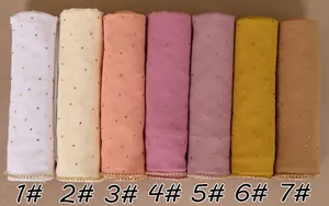 Detailansicht von sieben bunten Schals aus Chiffon mit Gold-Strasssteinen und Perlenkanten