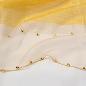 Écharpe en soie et laine perlée avec tissu jaune et bordure argentée brillante