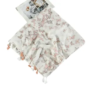Sciarpa bianca con stampa di farfalle, nappe rosa e accenti dorati su sfondo pulito
