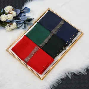 Détail de foulards en soie et laine avec perles et sequins en plusieurs coloris