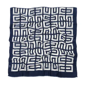 Klassischer Seidenschal mit marineblauem geometrischem Muster und feinen kurzen Fransen