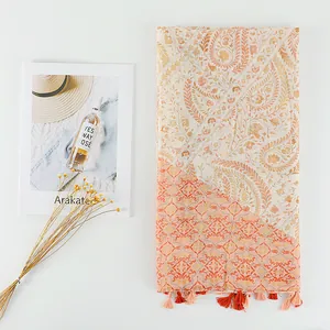 Écharpe ethnique en coton et lin avec motif paisley et pompons orange vif