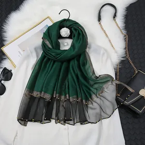 Élégante écharpe en soie vert foncé avec perles dorées et bordure en résille sur chemise