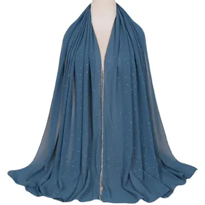Dunkelgrüner Schal aus Chiffon mit goldenen Strasssteinen und Perlenbesatz am Saum