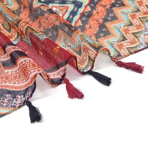 Écharpe ethnique bohème avec motifs géométriques colorés et bordures à franges