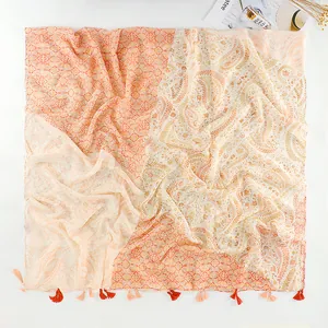 Détail de châle en coton et lin orange avec glands et motifs ethniques paisley