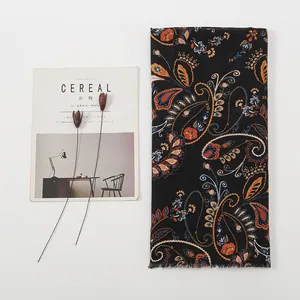 Scialle vintage nero con motivi paisley colorati e delicati bordi sfrangiati