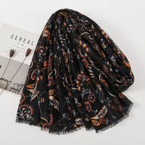Scialle vintage con motivi paisley etnici e frange su tessuto leggero di colore nero