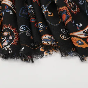 Sciarpa vintage con stampa paisley etnica e bordi a frange su tessuto nero scuro