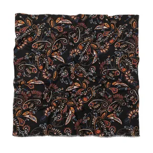 Scialle quadrato vintage con stampa paisley nera, motivi floreali arancioni e frange ai bordi