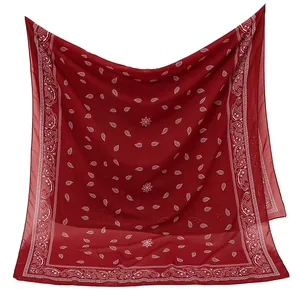 Élégant foulard en soie rouge avec motif cachemire blanc et centre floral sur fond blanc
