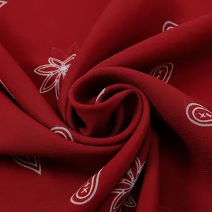 Élégant foulard en soie rouge à motif cachemire, texture légère et douce pour femme
