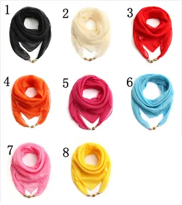 Détail de foulards légers en mousseline en huit couleurs avec perles dorées