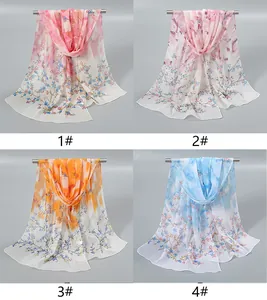 Vue détaillée de quatre motifs floraux sur des foulards de protection solaire en mousseline