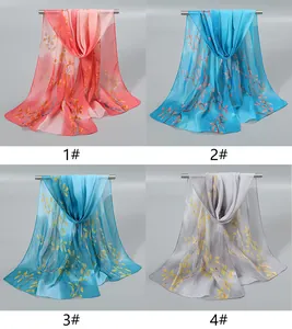 Détail montrant quatre écharpes légères en mousseline à motifs floraux variés