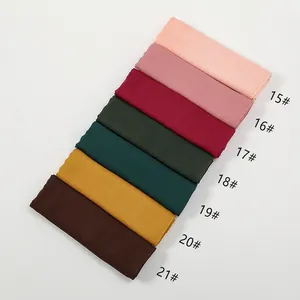 Bufandas de poliéster transpirables dobladas en varios colores lisos de rosa a marrón