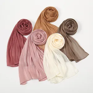 Detailaufnahme von Plissee-Chiffon-Schals mit Schimmereffekt und eleganten Farben