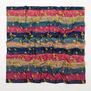 Nahaufnahme von weichem Blumenmuster und buntem Streifenprint auf leichtem Sommerschal