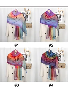 Dettaglio di quattro scialli paisley colorati con sfumature e frange su cappotti