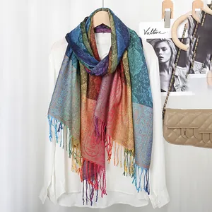 Dettaglio ricamo paisley boho su sciarpa colorata sfumata con lunghe nappe decorative