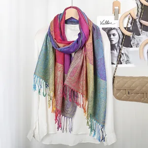 Dettaglio della sciarpa colorata con ricamo paisley, nappe eleganti e motivi sfumati